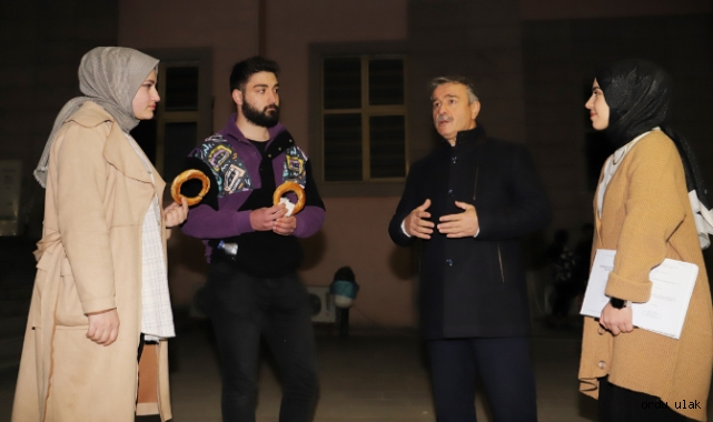Amasya Üniversitesi'nde gece ders çalışan öğrenciye ücretsiz çay simit