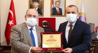 Kamu-Der'den Vali Sonel'e "Yılın En Başarılı Valisi" Ödülü