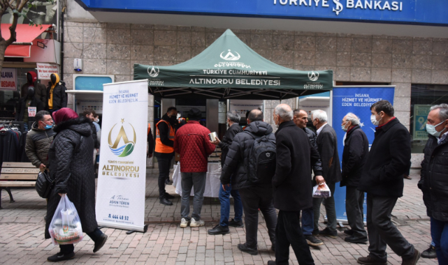 Altınordu'da büyüklere kandil simidi küçüklere şeker ikramı