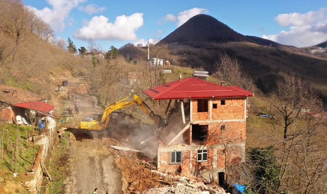 Heyelanda hasar gören 14 binada 36 kişi güvenli bölgelere yerleştirildi
