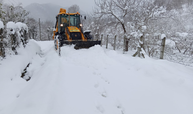 Kar kalınlığının 2,5 metreyi aştığı Ordu'da hastalara zorda olsa müdahele ediliyor