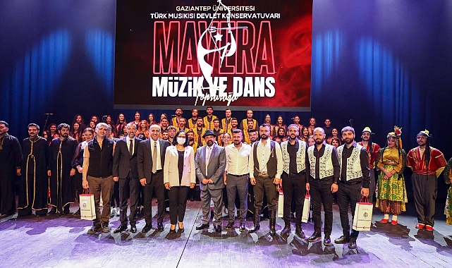 Mavera Müzik ve Dans Topluluğu'nun büyüleyici gösterisi ilgiyle izlendi