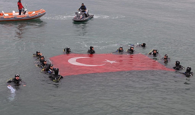 Ordu İtfaiyesi'nden denizde 19 Mayıs kutlaması