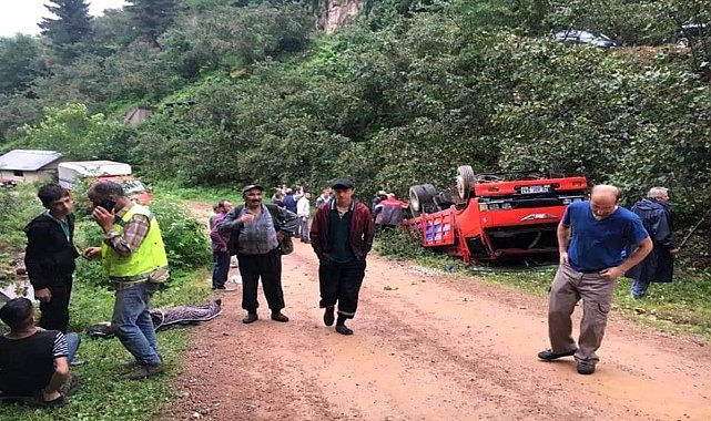 Fındık işçileri kamyon sırtında  kaza yaptıé yaralılar var