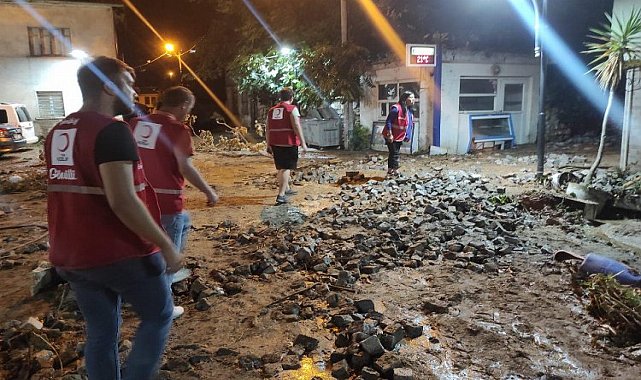 Kızılay gönüllüleri selzedelerin ihtiyacını gideriyor