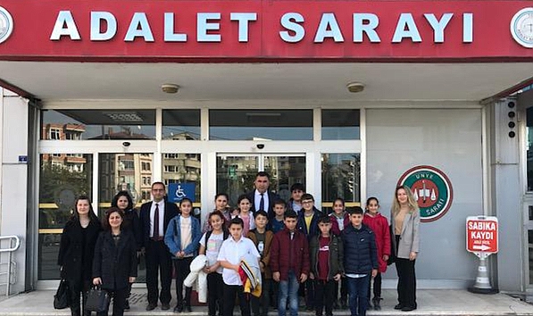 Bilgi Evi öğrencileri Ünye Adalet Sarayı’nı gezdi