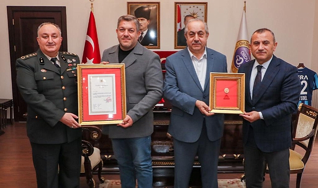 Dedesinin İstiklal Madalyası torununa takdim etti