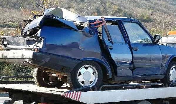 Ordu'da tırın çarptığı Tofaş marka otomobil hurdaya döndü.