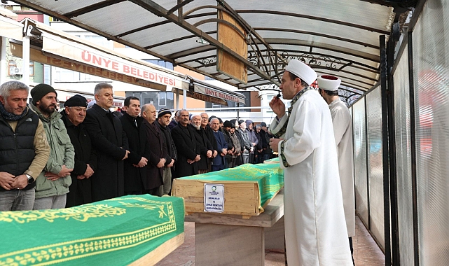 Depremde hayatını kaybedenler toprağa veriliyor