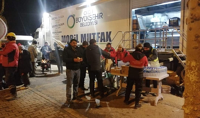 Mobil Mutfak Tırı deprem bölgesinde yemek ihtiyacını karşılıyor