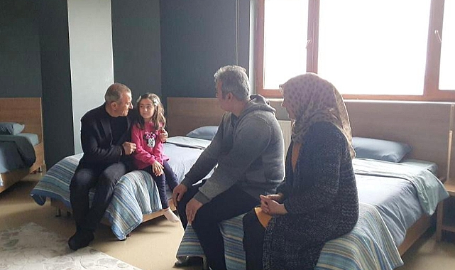 Vali Sonel, Depremzede Aileleri Ziyaret Etti