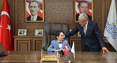 Başkan Güler koltuğunu depremzede Kağan'a teslim etti
