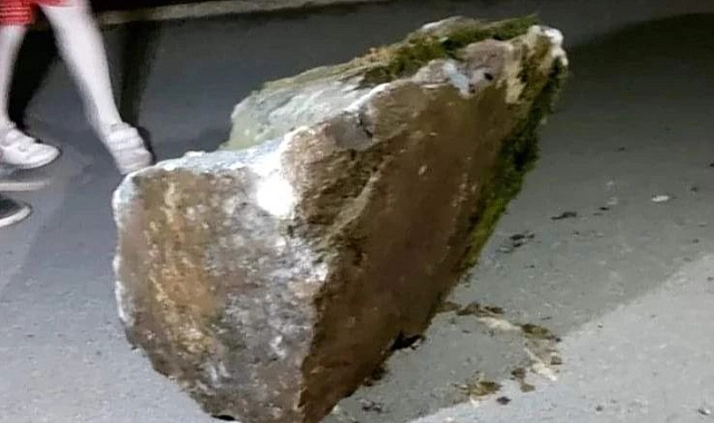 Ordu'da karayoluna düşen kaya parçası korkuttu