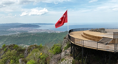 Seyir terası ve Türk Bayrağı Yoroz'a çok yakıştı