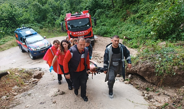 Selde mahsur kalan kuryeci kurtarıldı