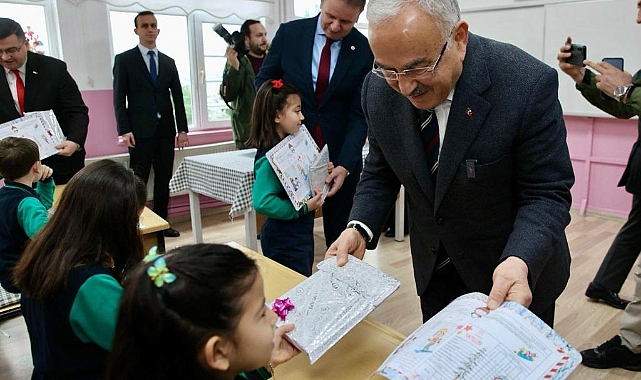 Başkan Güler, minik öğrencilerin karne heyecanına ortak oldu
