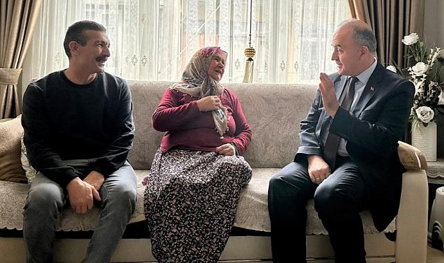 Vali Baba, halkın derdini evinde dinliyor