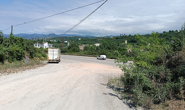 Fatsa Belediyesi'ne 5 km uzaklıkta insanlar toz ve çamurla mücadele ediyor