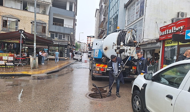 Ünye’de yağış su baskınlarına neden oldu, Büyükşehir hızla müdahale etti