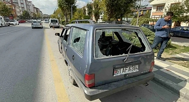 Sinir krizi geçiren vatandaş, kendi otomobilini hurdaya çevirdi!