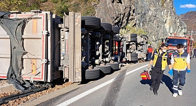 Karadeniz-Akdeniz Yolu'nda kaza: Kamyon yan yattı!