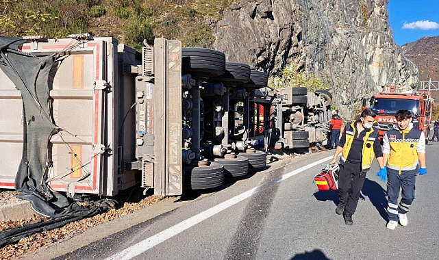 Karadeniz-Akdeniz Yolu'nda kaza: Kamyon yan yattı!