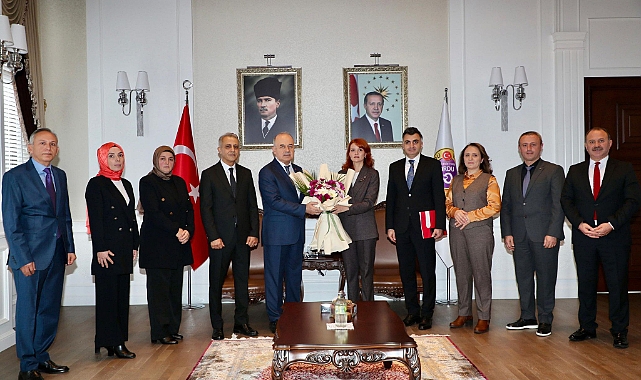 Öğretmenlerden Vali Erol'a anlamlı ziyaret