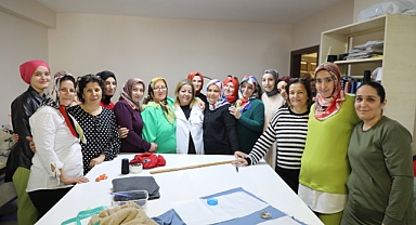 Depremzede öğretmen, ORMEK'te hayata tutundu