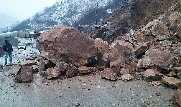 Altınordu'da heyelan paniği: Yol trafiğe kapatıldı!