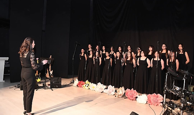 Kybele Gençlik Korosu ilk konserinde gönülleri fethetti!