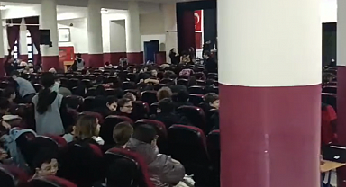 Başöğretmen Ortaokulu su aldı, öğrenciler soğukta bekledi