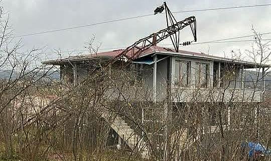 Altınordu’da şiddetli rüzgâr tehlike saçtı: Elektrik direği evin üzerine devrildi