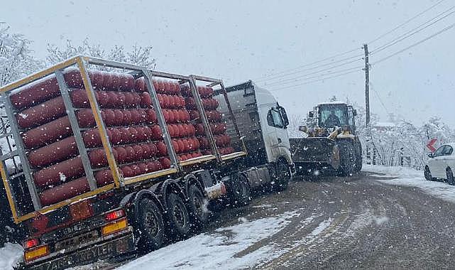 Korgan’a doğalgaz taşıyan tır kar nedeniyle yoldan çıktı