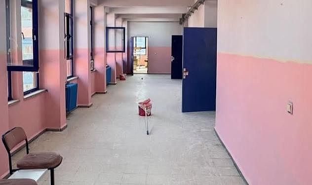 Başöğretmen Ortaokulunda yağmurun izleri silindi, sınıflar yenilendi