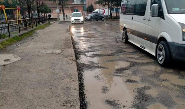Cumhuriyet Mahallesi’nde Yol İsyanı: Okul Yolu Çamur, Sokaklar Çukur İçinde