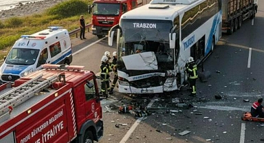 Ünye’de yolcu otobüsü tıra çarptı: 4 yaralı