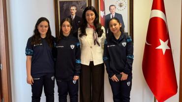 Madrid’de Genç Eskrimcilere Büyükelçilik Desteği