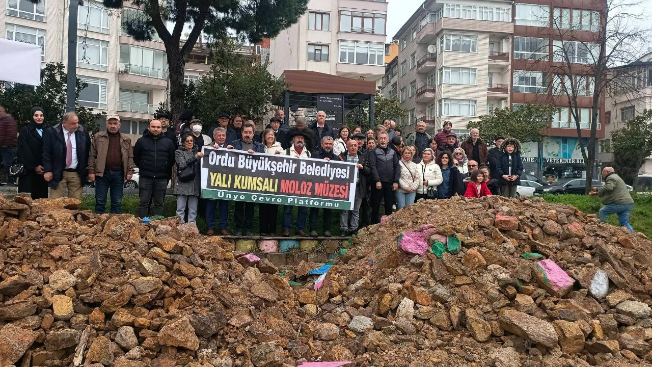 Ünye Sahilinde “Moloz Müzesi” Tepkisi