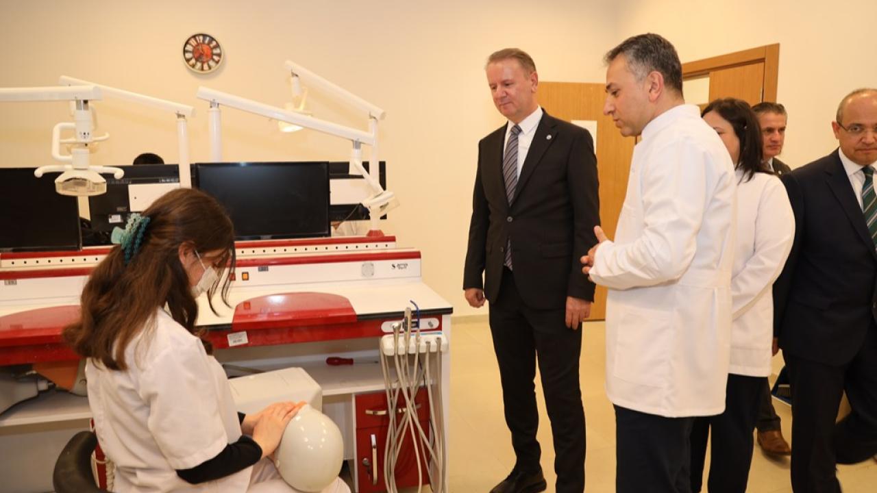 Rektör Baş’tan Diş Hekimliği Fakültesine ziyaret