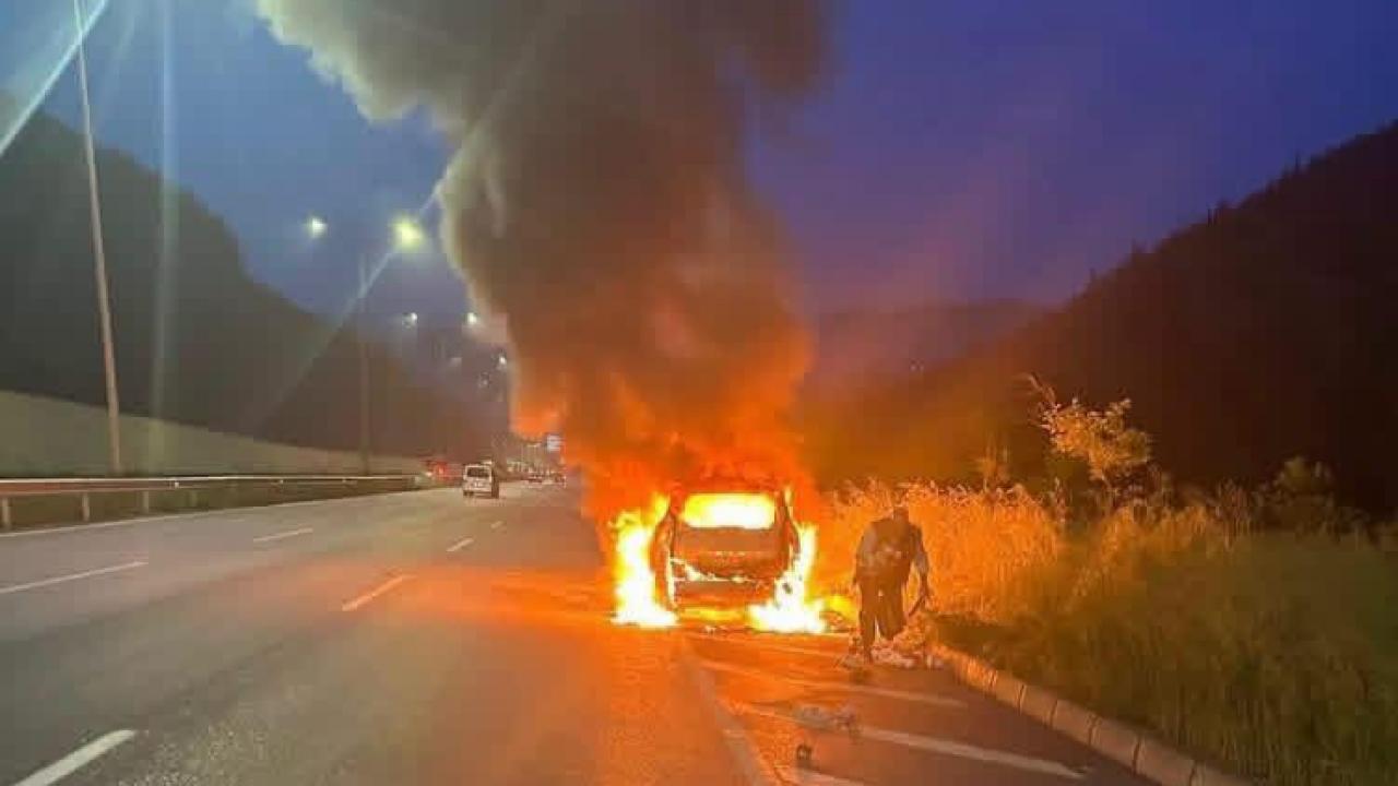 Bayram yolculuğu faciaya dönüştü: Otomobil alev alev yandı