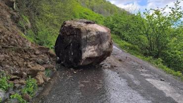 Kumru’da Yola Kaya Düştü