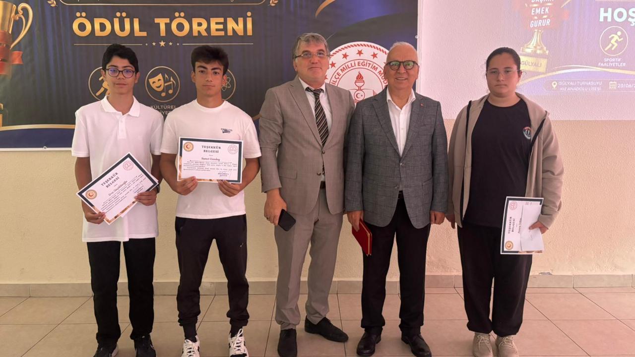 Ayşe Şahin Anadolu Lisesi Öğrencilerine Başarı Ödülü