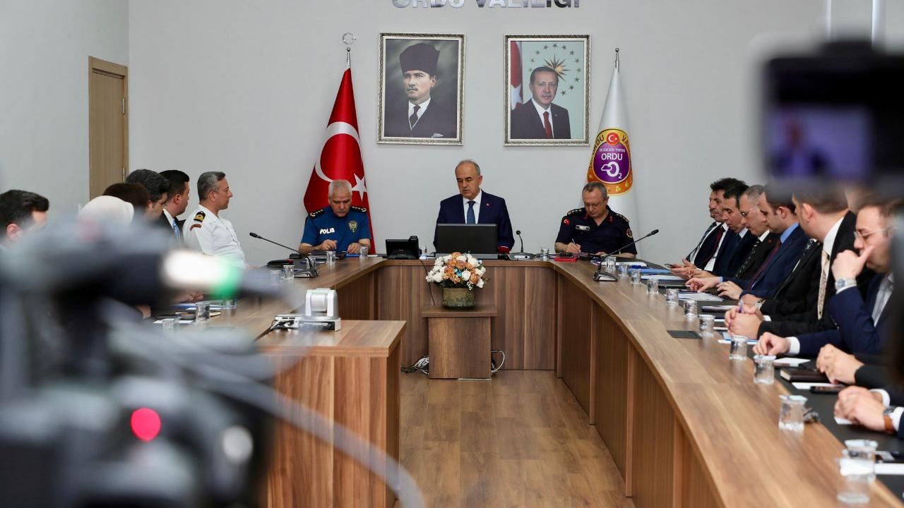 Vali Erol "Birazcık Düşünsünler, Kimseyi Üzmesinler"