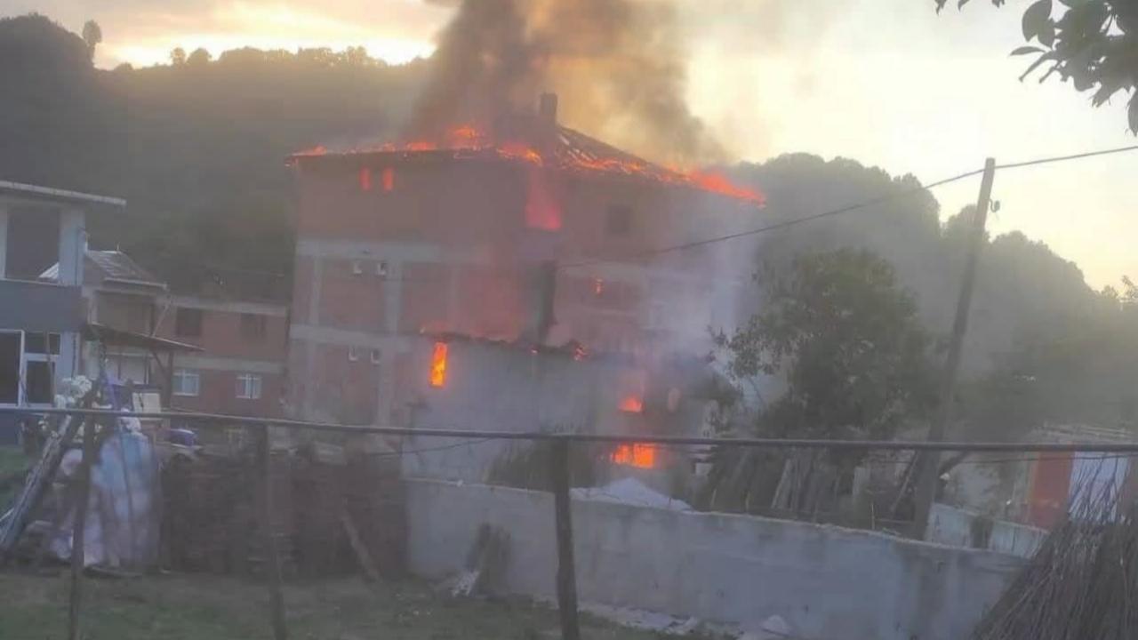 Yangın 3 katlı binaya sıçradı