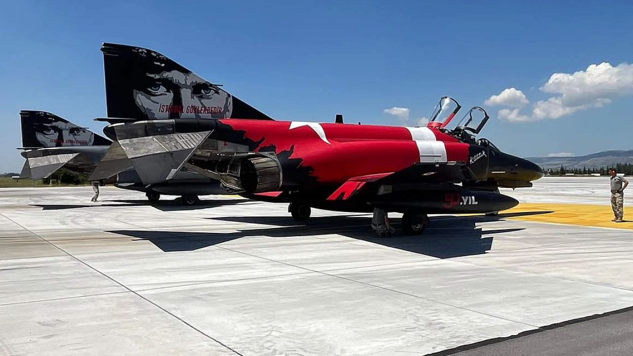 Türk Hava Kuvvetleri’nin efsanevi uçakları Belçika’da sergilendi