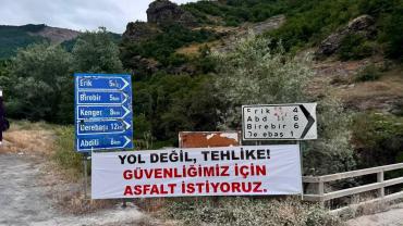Yol Sorununa Pankartlı İsyan